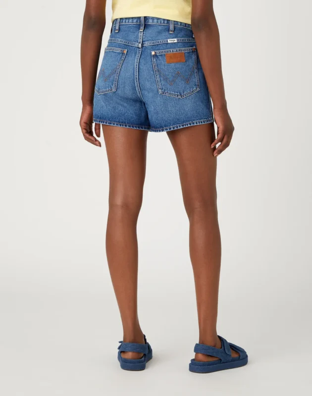 מכנסי ג’ינס קצרים