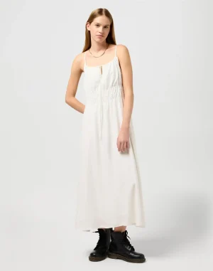 שמלה לבנה נשפכת