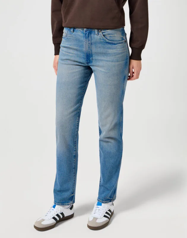 ג’ינס בגזרה ישרה בצבע כחול בהיר