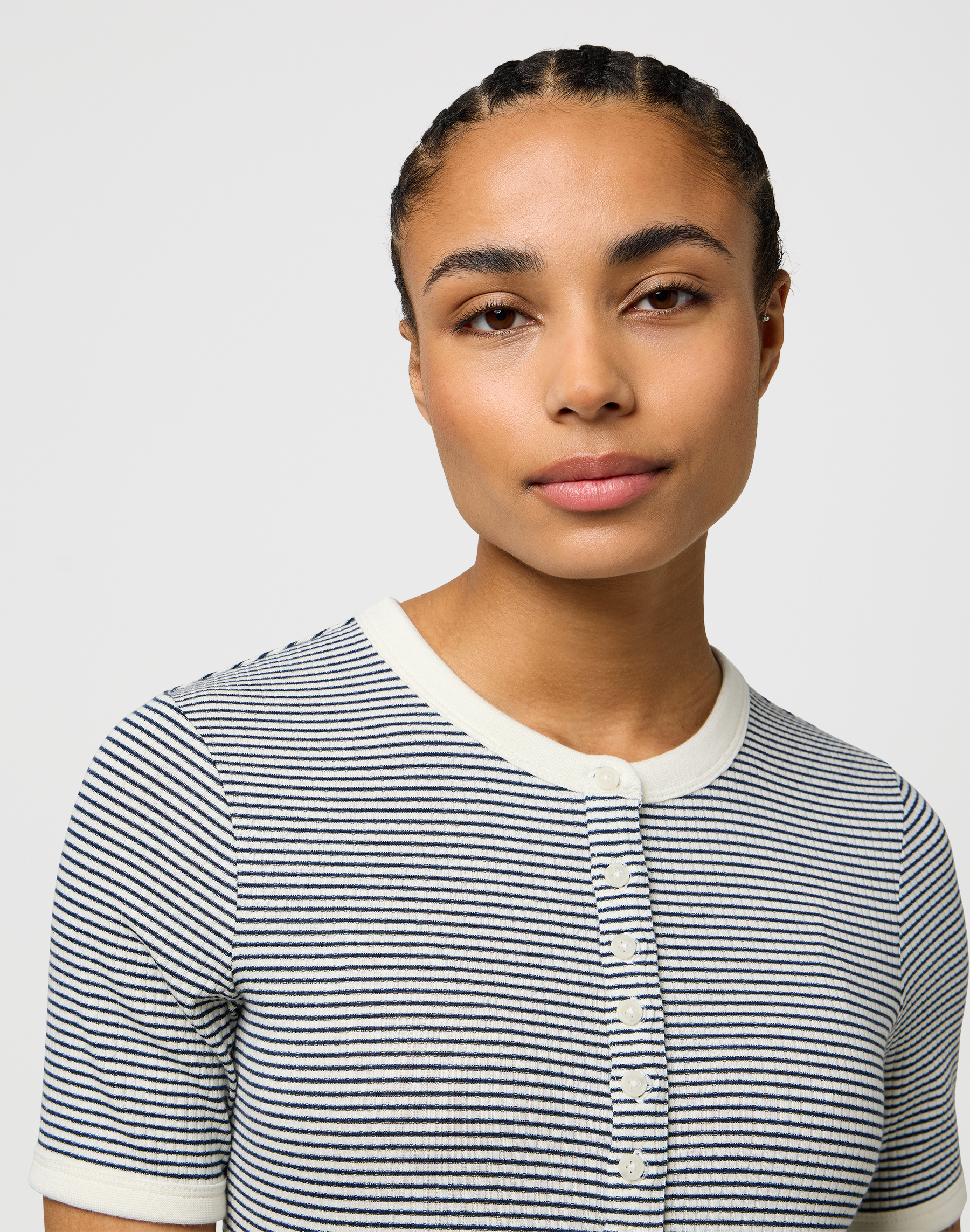 חולצת טי שירט קצרה בגזרת ריב – תמונה 7