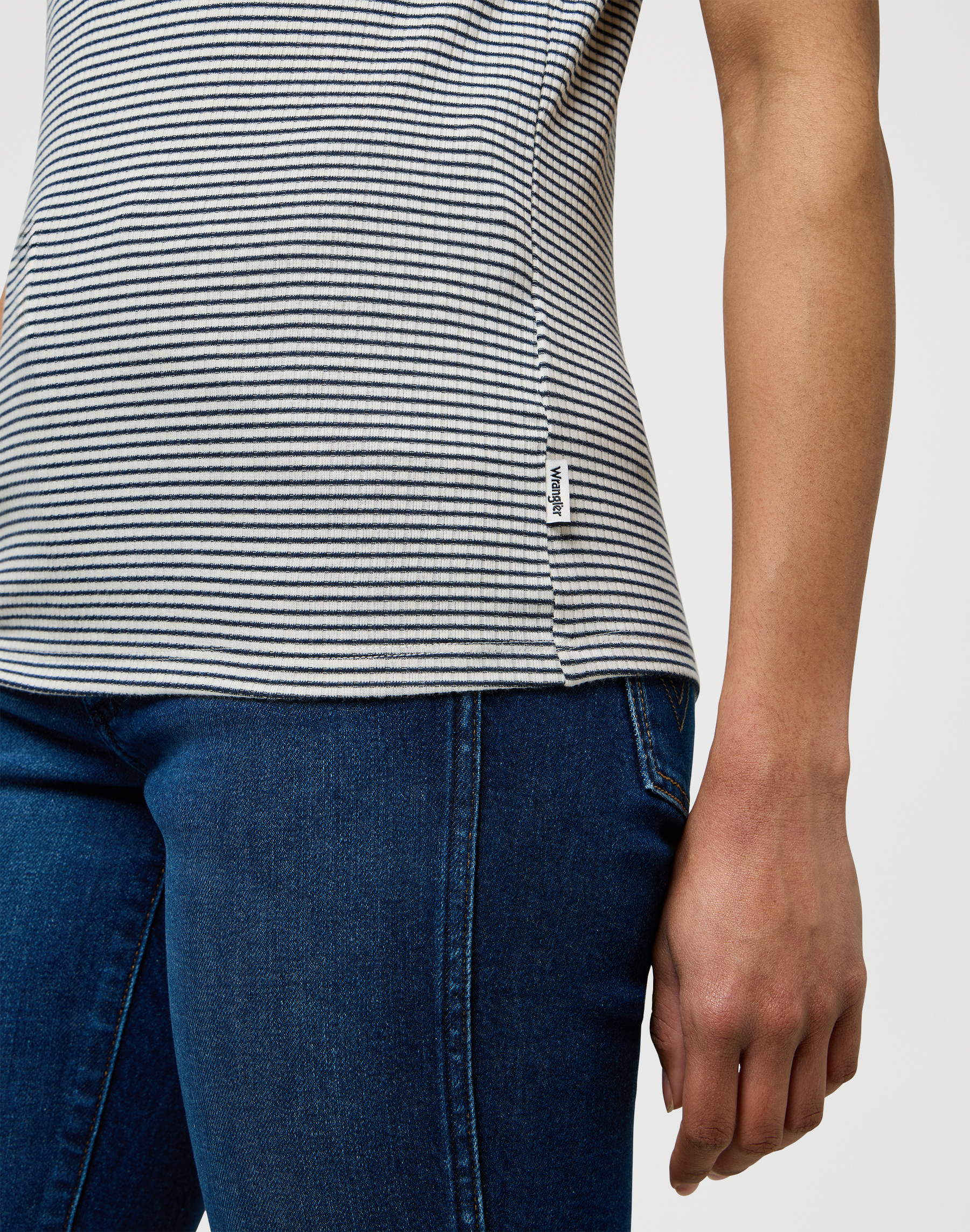 חולצת טי שירט קצרה בגזרת ריב – תמונה 8