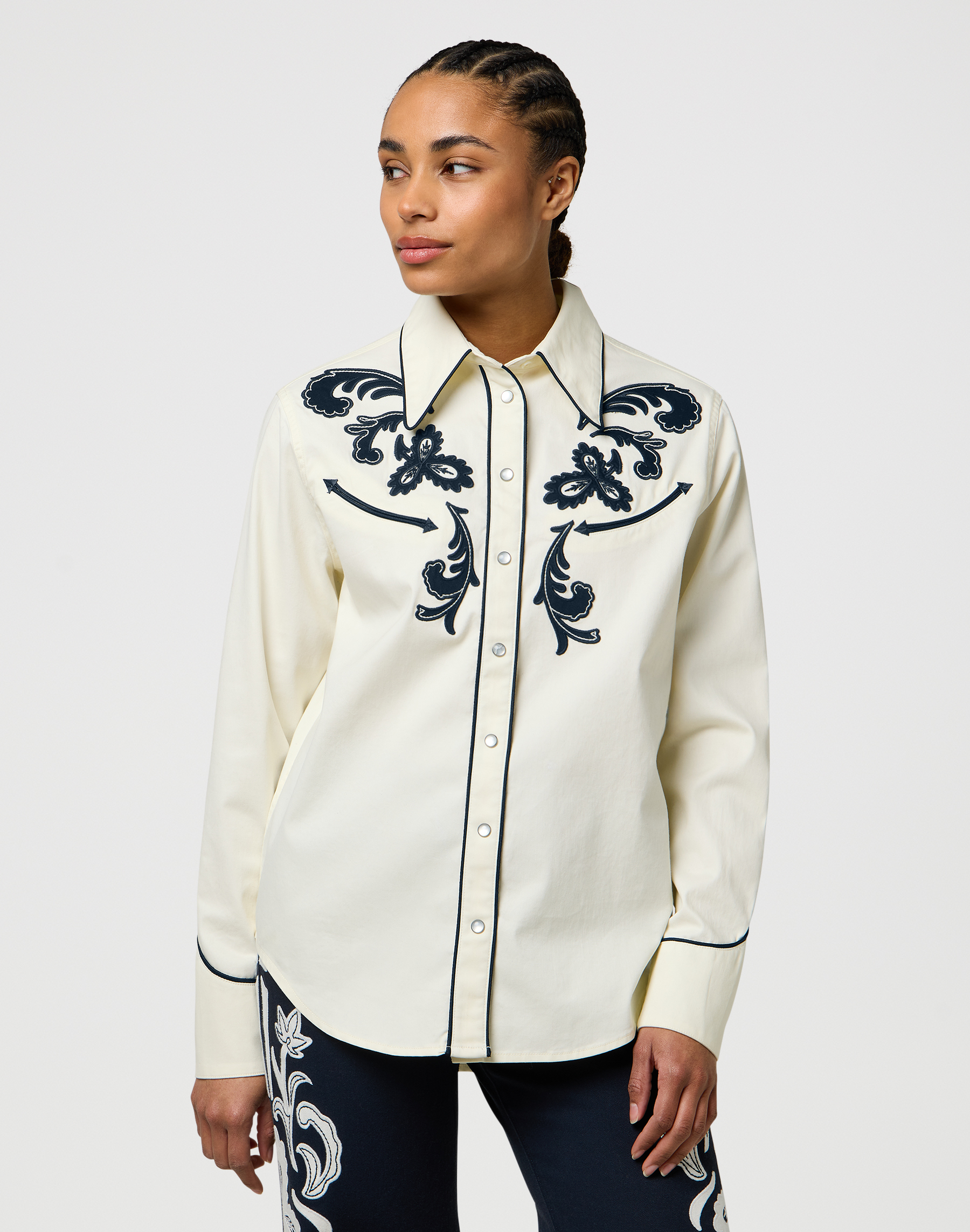 חולצת בוקרים עם טוויסט מעוצב – תמונה 2