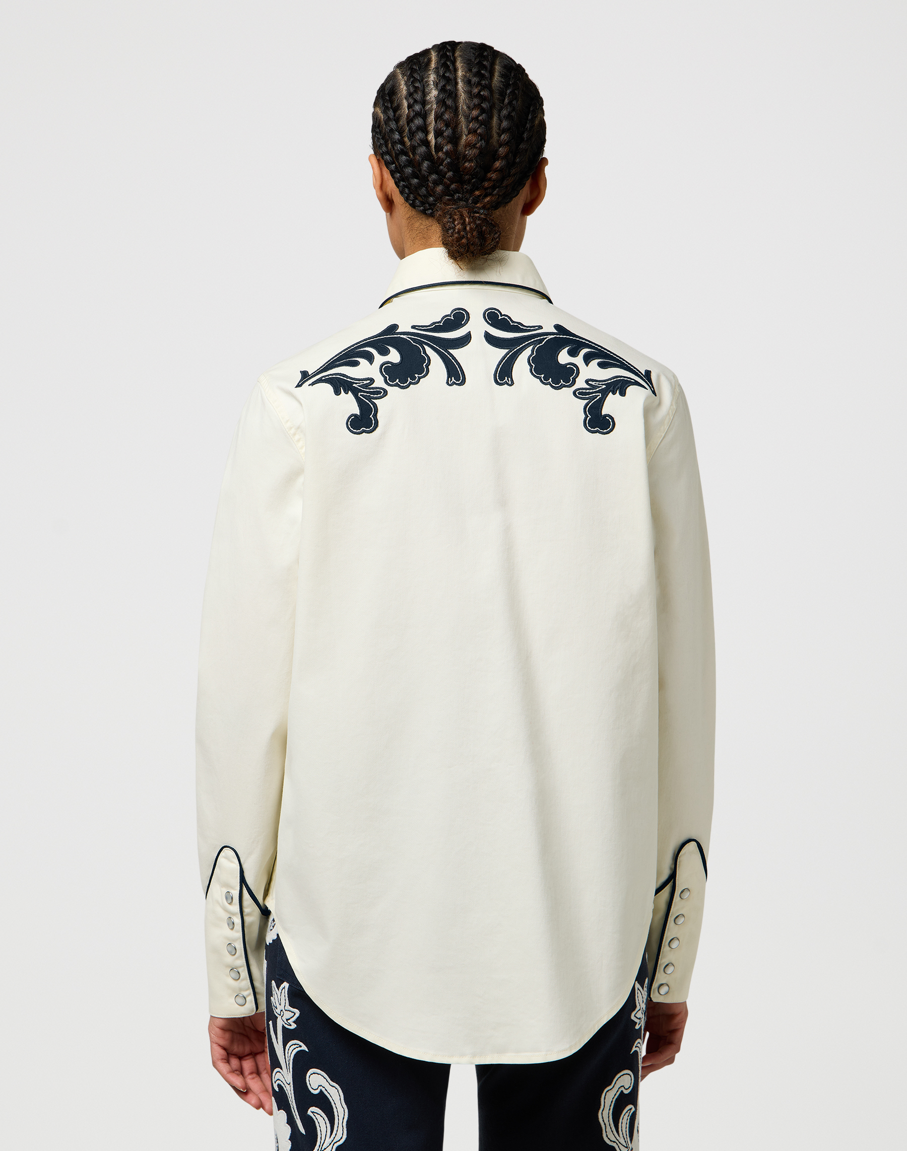 חולצת בוקרים עם טוויסט מעוצב – תמונה 4