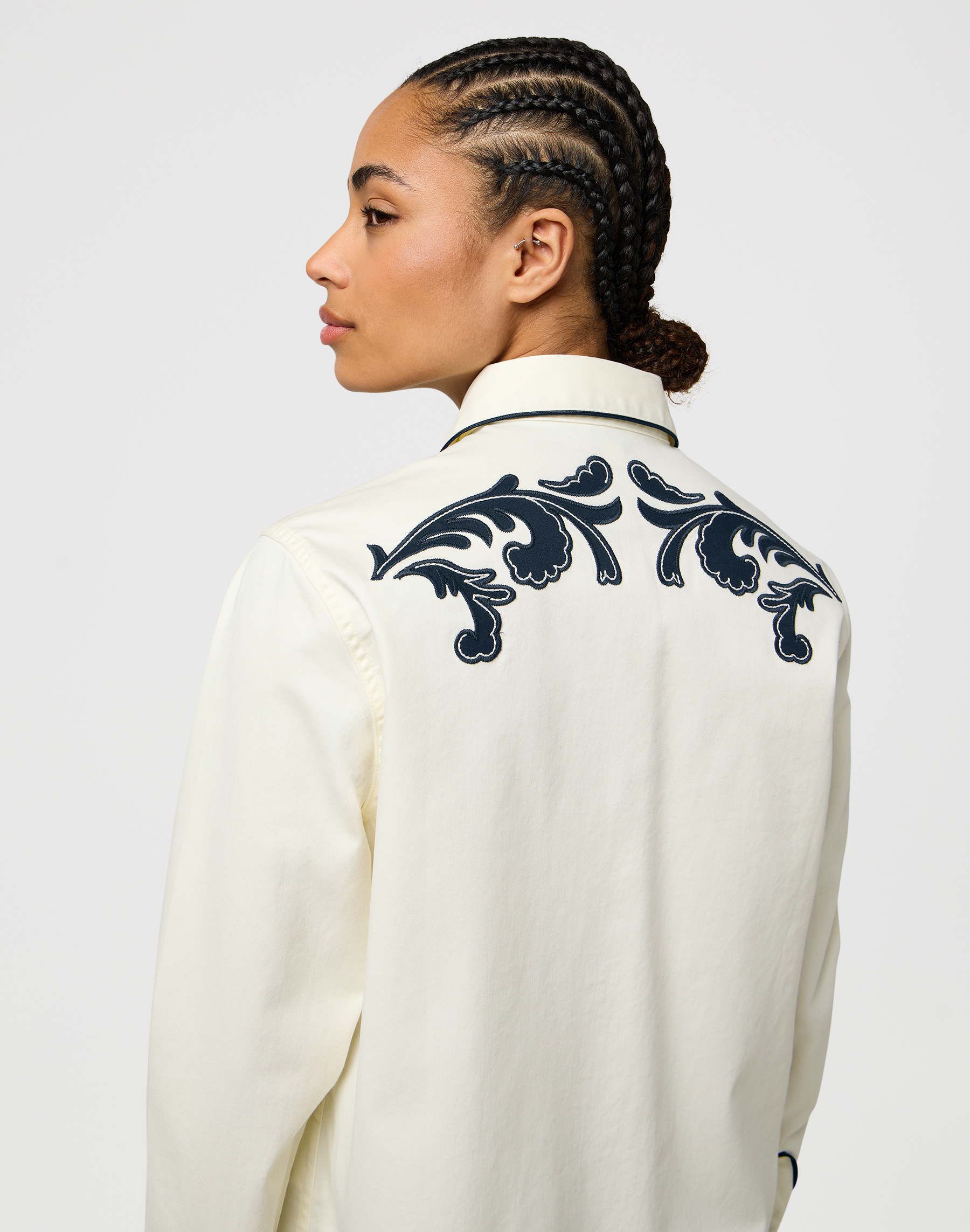 חולצת בוקרים עם טוויסט מעוצב – תמונה 10