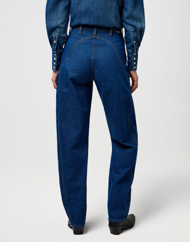 גזרת Barrel מעוצבת עם טוויסט מערבי