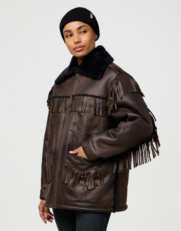 כובע צמר בצבע שחור