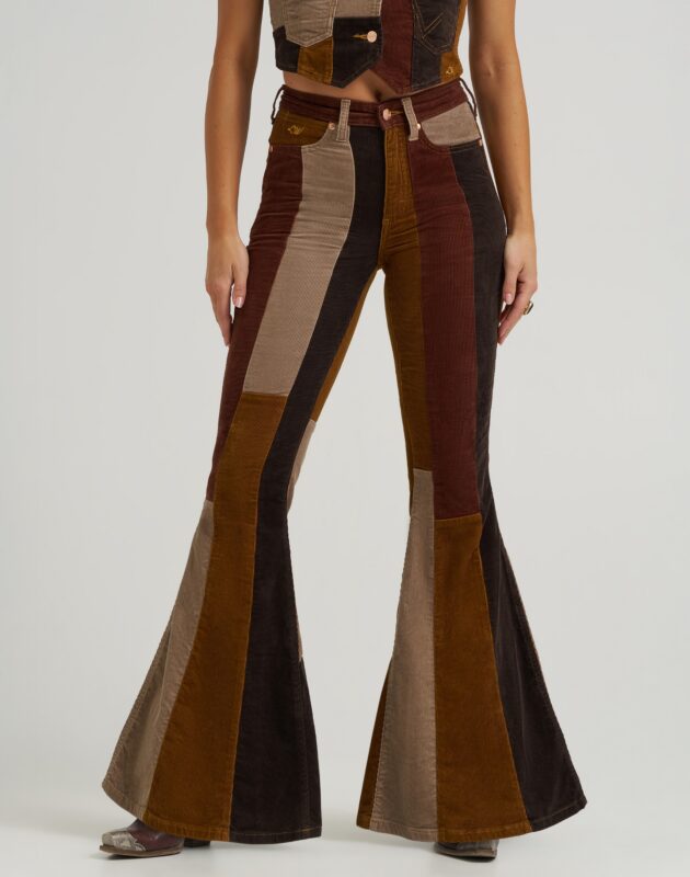 ג’ינס בגזרת Flare עם טלאים צבעוניים