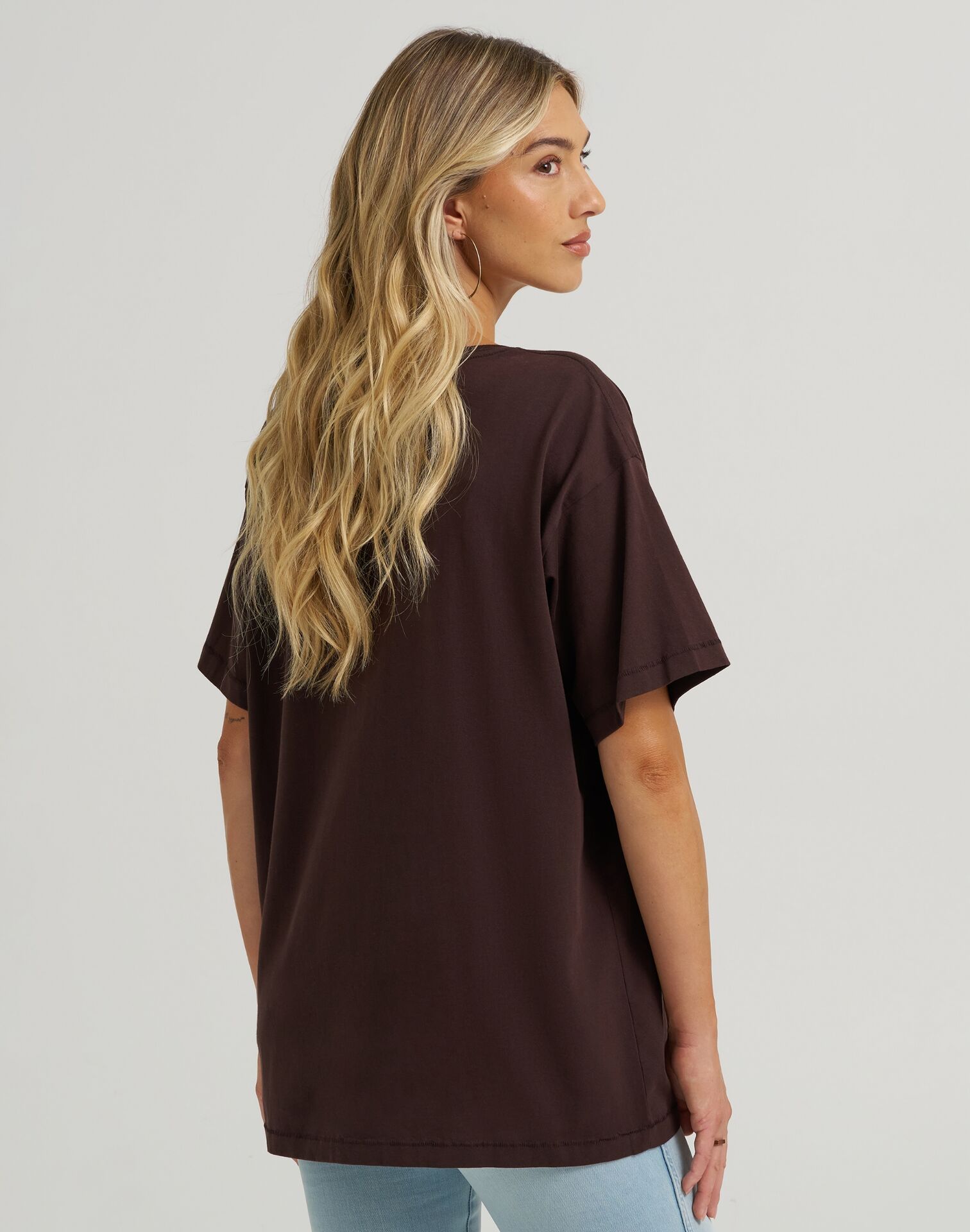 חולצת TEE בגזרת אוברסייז – תמונה 8