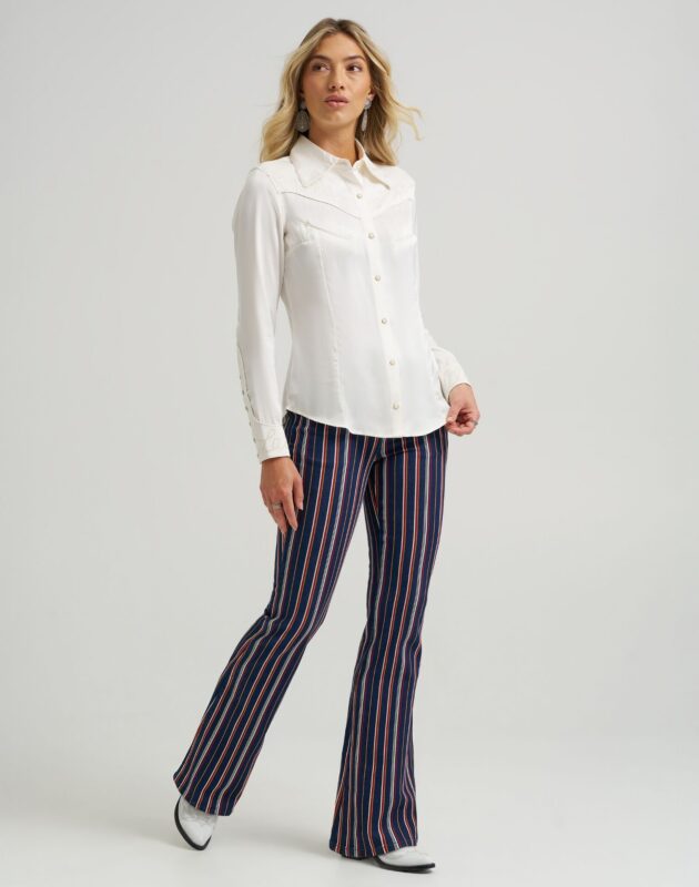 חולצה מכופתרת בעיטור רקמה מקולקציית Wrangler® X Lainey Wilson