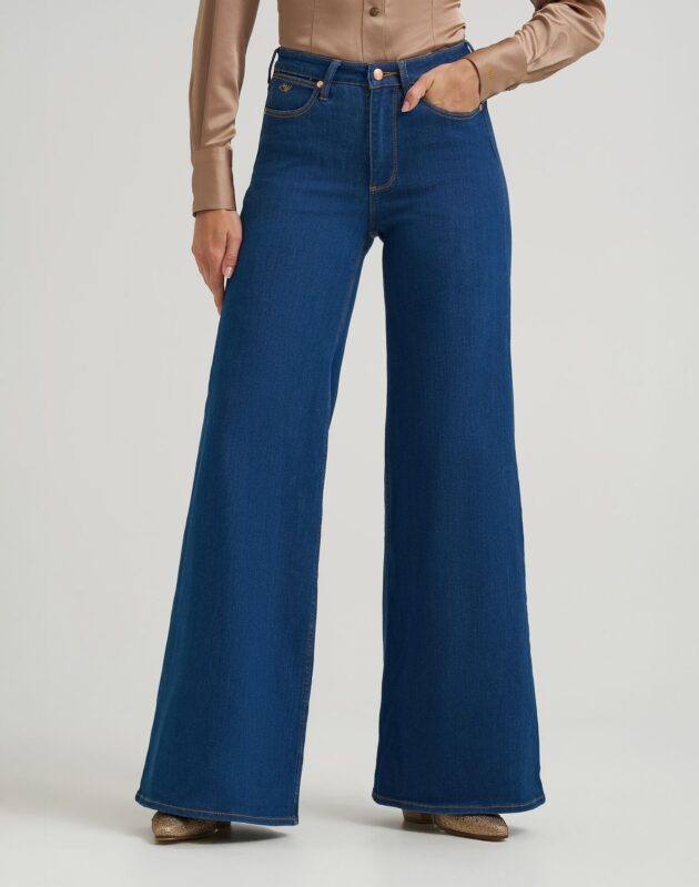 ג’ינס CHEEKY בגזרה רחבה מקולקציית Wrangler® X Lainey Wilson