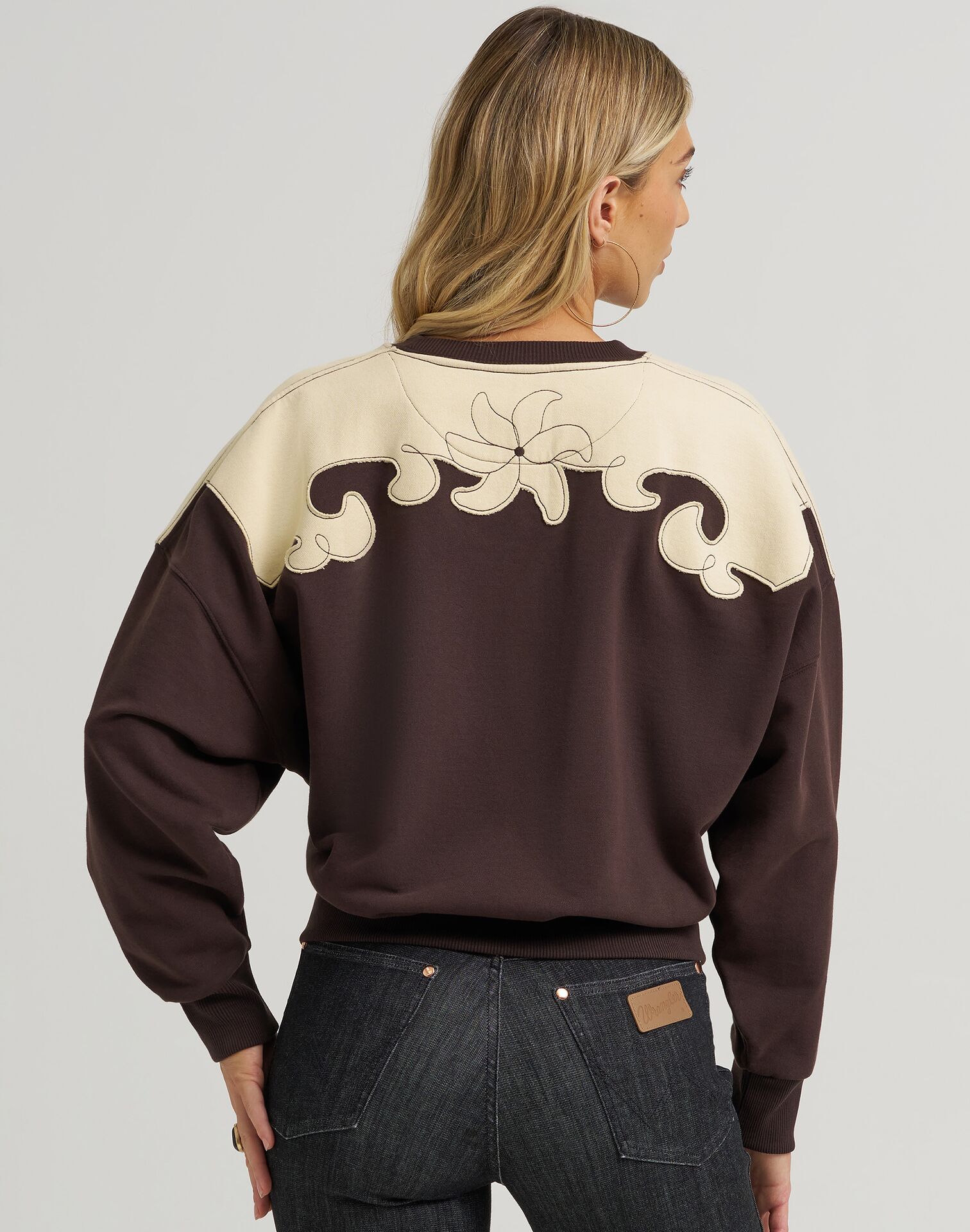 סוויטשירט אוברסייז מקולקציית Wrangler® X Lainey Wilson – תמונה 7