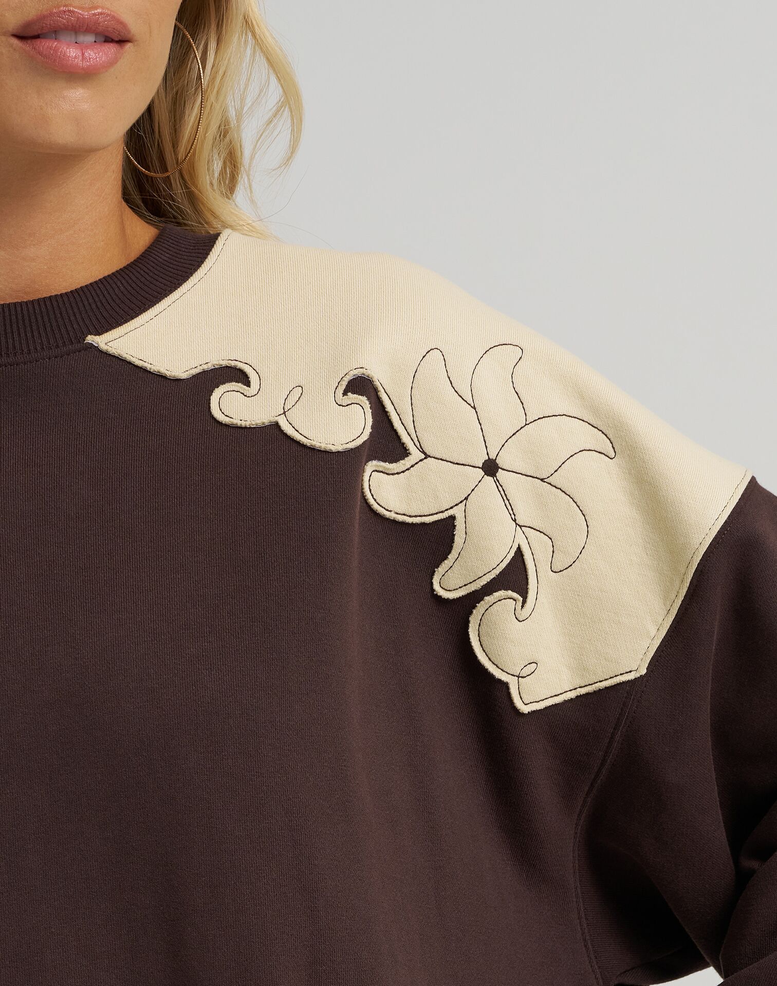 סוויטשירט אוברסייז מקולקציית Wrangler® X Lainey Wilson – תמונה 3