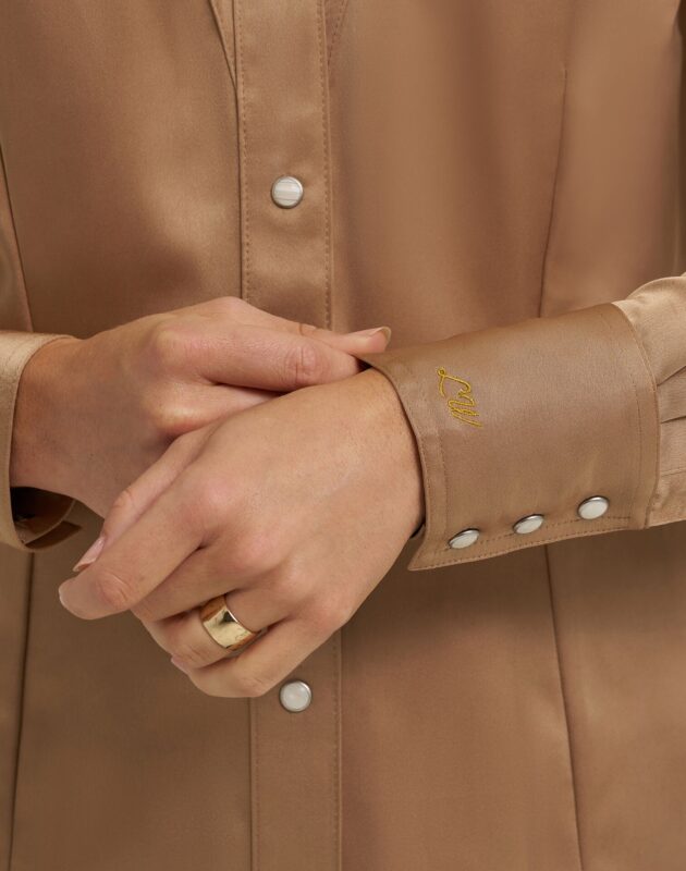 חולצת סאטן מכופתרת מקולקציית Wrangler® X Lainey Wilson